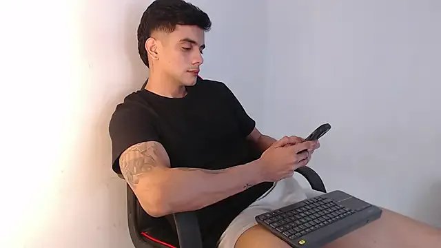 adam_levis17 on StripChat 