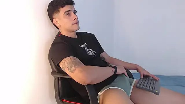 adam_levis17 on StripChat 