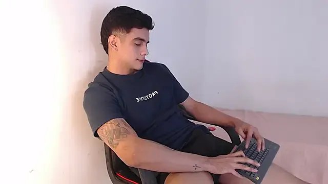 adam_levis17 on StripChat 