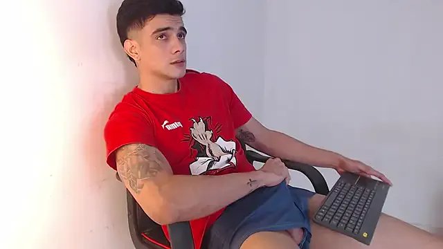 adam_levis17 on StripChat 